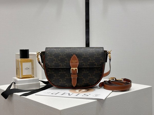 셀린느 풀코 숄더백 트리옹프 캔버스 & 카프스킨 탠 [매장가 275만원대]