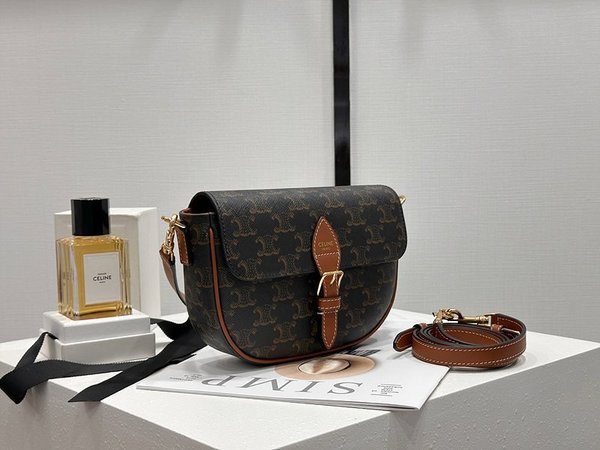 셀린느 풀코 숄더백 트리옹프 캔버스 & 카프스킨 탠 [매장가 275만원대]