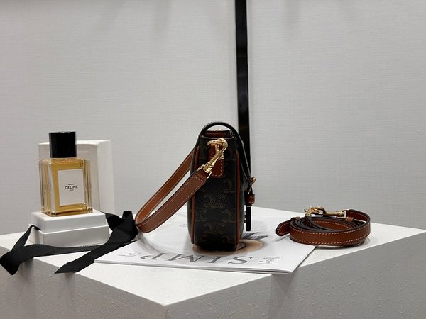 셀린느 풀코 숄더백 트리옹프 캔버스 & 카프스킨 탠 [매장가 275만원대]