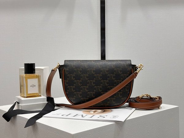 셀린느 풀코 숄더백 트리옹프 캔버스 & 카프스킨 탠 [매장가 275만원대]