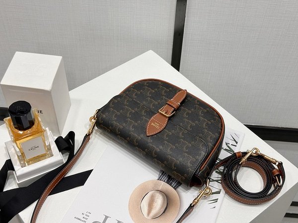 셀린느 풀코 숄더백 트리옹프 캔버스 & 카프스킨 탠 [매장가 275만원대]