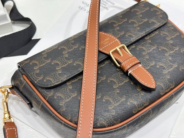 셀린느 풀코 숄더백 트리옹프 캔버스 & 카프스킨 탠 [매장가 275만원대]