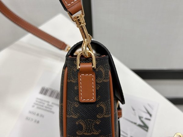 셀린느 풀코 숄더백 트리옹프 캔버스 & 카프스킨 탠 [매장가 275만원대]