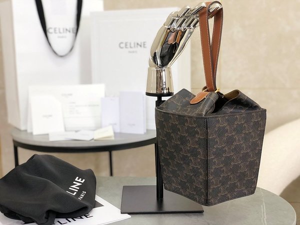 셀린느 트리오페 스트랩 박스백 탠 [매장가 230만원대]