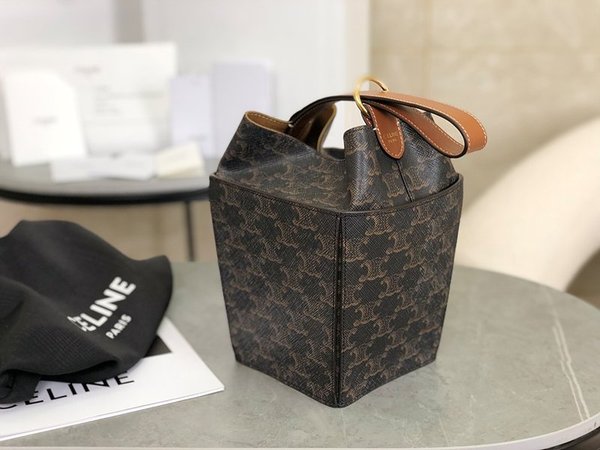 셀린느 트리오페 스트랩 박스백 탠 [매장가 230만원대]