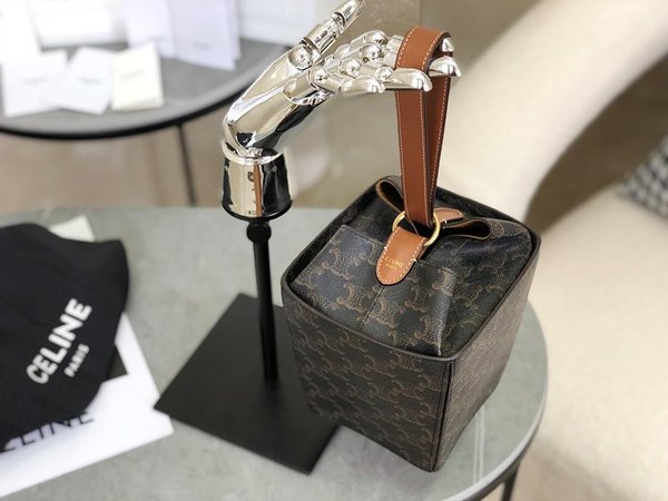 셀린느 트리오페 스트랩 박스백 탠 [매장가 230만원대]