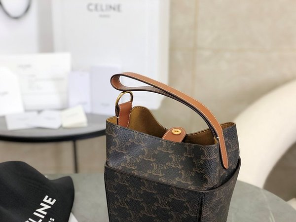 셀린느 트리오페 스트랩 박스백 탠 [매장가 230만원대]