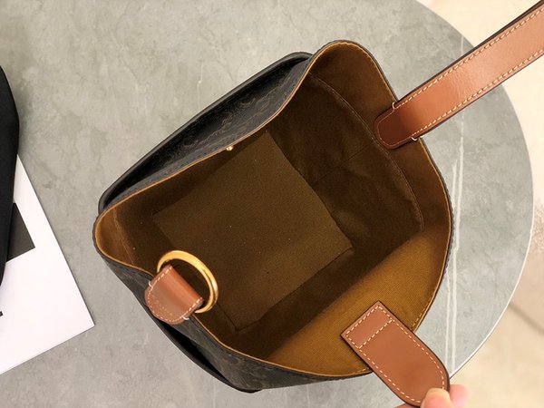 셀린느 트리오페 스트랩 박스백 탠 [매장가 230만원대]