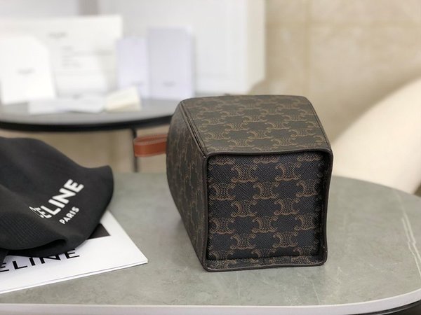 셀린느 트리오페 스트랩 박스백 탠 [매장가 230만원대]