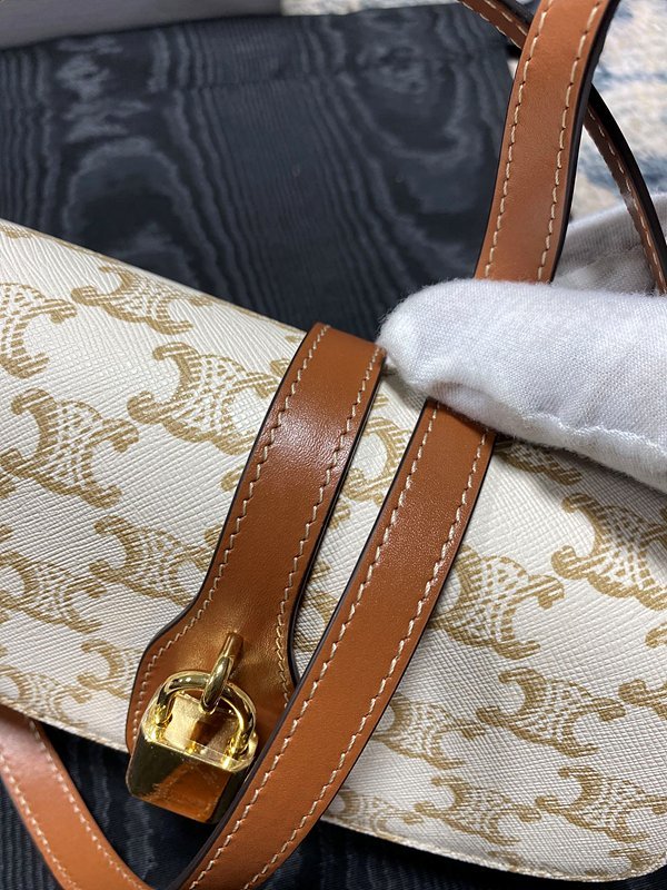 셀린느 타부 스트랩 클러치 트리옹프 캔버스 & 카프스킨 화이트 [매장가 200만원대]