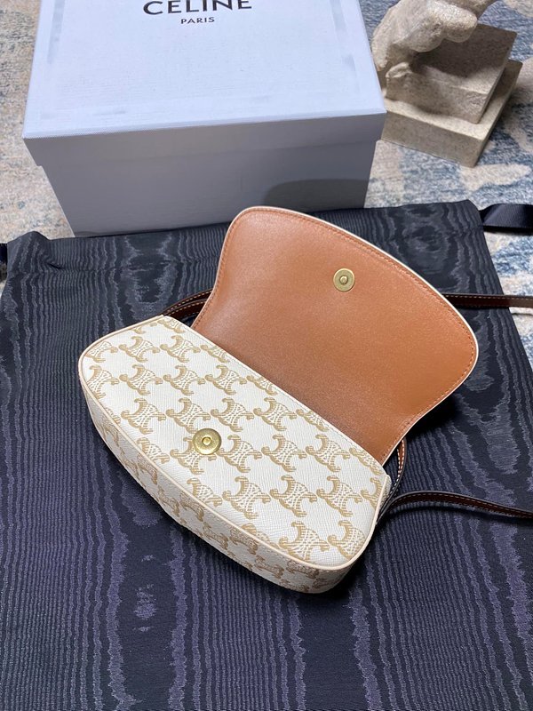 셀린느 타부 스트랩 클러치 트리옹프 캔버스 & 카프스킨 화이트 [매장가 200만원대]