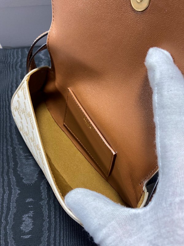 셀린느 타부 스트랩 클러치 트리옹프 캔버스 & 카프스킨 화이트 [매장가 200만원대]