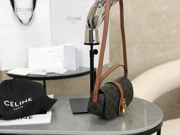 셀린느 타부 스트랩 클러치 트리옹프 캔버스 & 카프스킨 탠 [매장가 200만원대]