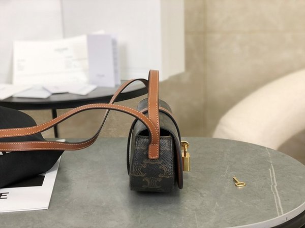 셀린느 타부 스트랩 클러치 트리옹프 캔버스 & 카프스킨 탠 [매장가 200만원대]