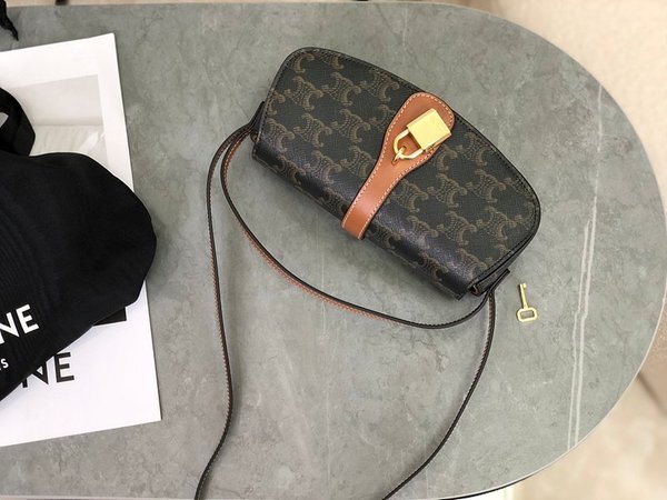 셀린느 타부 스트랩 클러치 트리옹프 캔버스 & 카프스킨 탠 [매장가 200만원대]