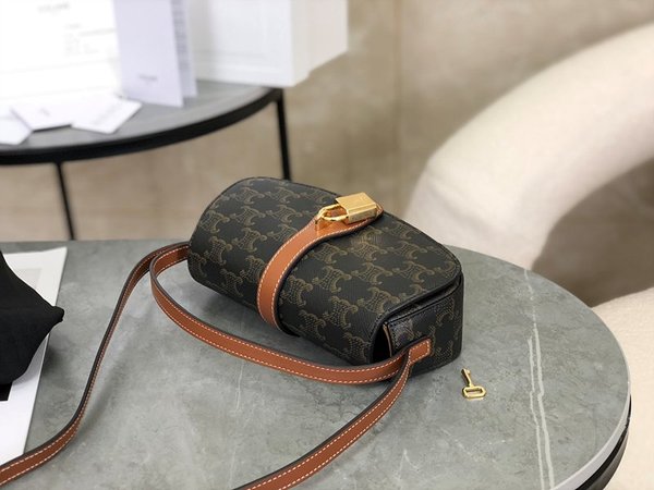 셀린느 타부 스트랩 클러치 트리옹프 캔버스 & 카프스킨 탠 [매장가 200만원대]