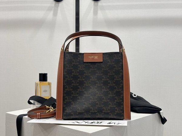 셀린느 큐브백 트리옹프 캔버스 & 내추럴 카프스킨 탠 [매장가 280만원대]