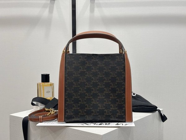 셀린느 큐브백 트리옹프 캔버스 & 내추럴 카프스킨 탠 [매장가 280만원대]