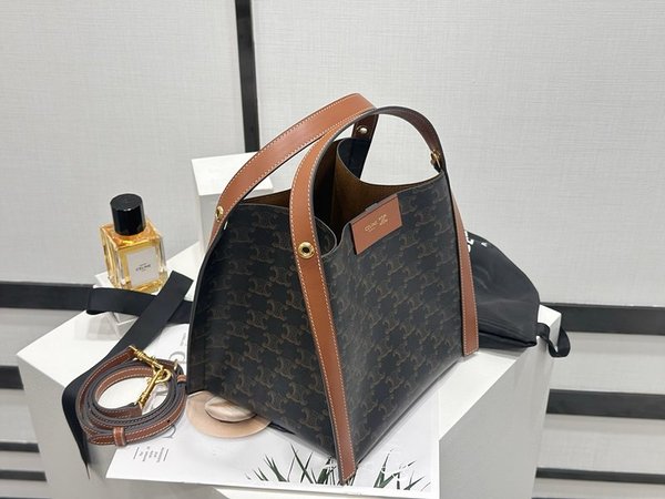 셀린느 큐브백 트리옹프 캔버스 & 내추럴 카프스킨 탠 [매장가 280만원대]