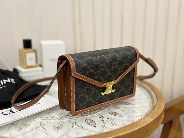 셀린느 엔벨롭 숄더백 트리오페 캔버스 & 카프스킨 탠 [매장가 350만원대]