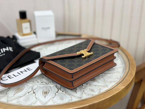 셀린느 엔벨롭 숄더백 트리오페 캔버스 & 카프스킨 탠 [매장가 350만원대]