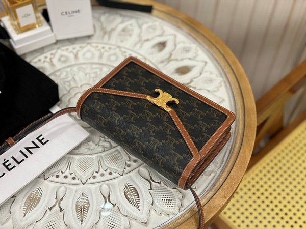 셀린느 엔벨롭 숄더백 트리오페 캔버스 & 카프스킨 탠 [매장가 350만원대]