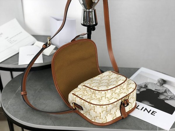 셀린느 미디엄 풀코백 트리옹프 캔버스 & 카프스킨 화이트 [매장가 230만원대]