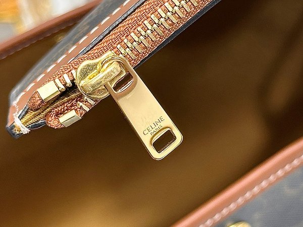 셀린느 소프트 쇼퍼백 트리옹프 캔버스 & 카프스킨 [매장가 270만원대]