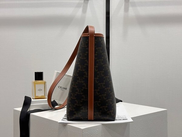 셀린느 소프트 쇼퍼백 트리옹프 캔버스 & 카프스킨 [매장가 270만원대]