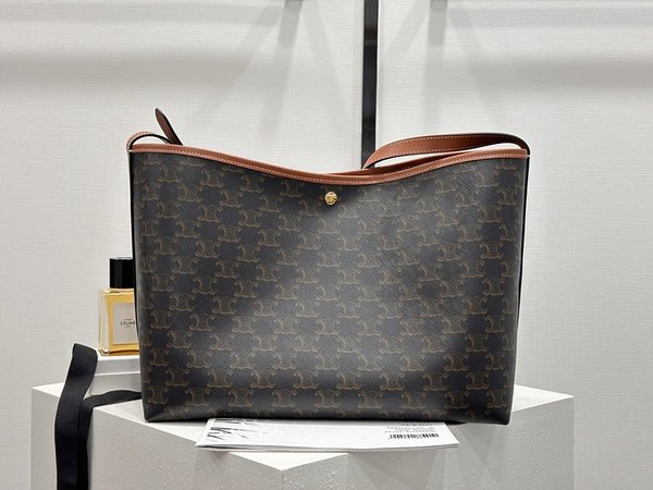 셀린느 소프트 쇼퍼백 트리옹프 캔버스 & 카프스킨 [매장가 270만원대]