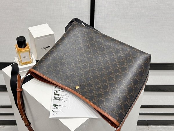 셀린느 소프트 쇼퍼백 트리옹프 캔버스 & 카프스킨 [매장가 270만원대]