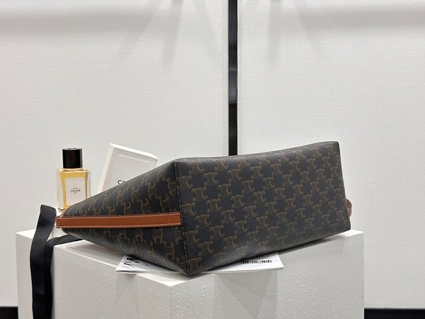 셀린느 소프트 쇼퍼백 트리옹프 캔버스 & 카프스킨 [매장가 270만원대]