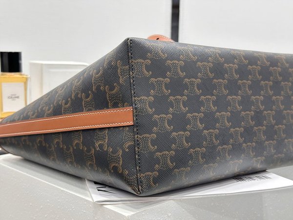 셀린느 소프트 쇼퍼백 트리옹프 캔버스 & 카프스킨 [매장가 270만원대]