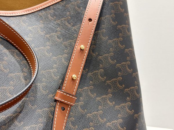 셀린느 소프트 쇼퍼백 트리옹프 캔버스 & 카프스킨 [매장가 270만원대]