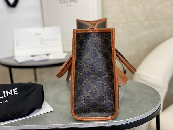 셀린느 호리존탈 카바스백 트리옹프 캔버스 & 카프스킨 탠 [매장가 300만원대]