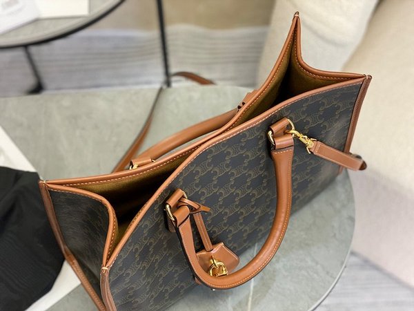 셀린느 호리존탈 카바스백 트리옹프 캔버스 & 카프스킨 탠 [매장가 300만원대]