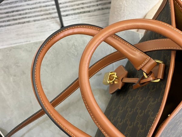 셀린느 호리존탈 카바스백 트리옹프 캔버스 & 카프스킨 탠 [매장가 300만원대]