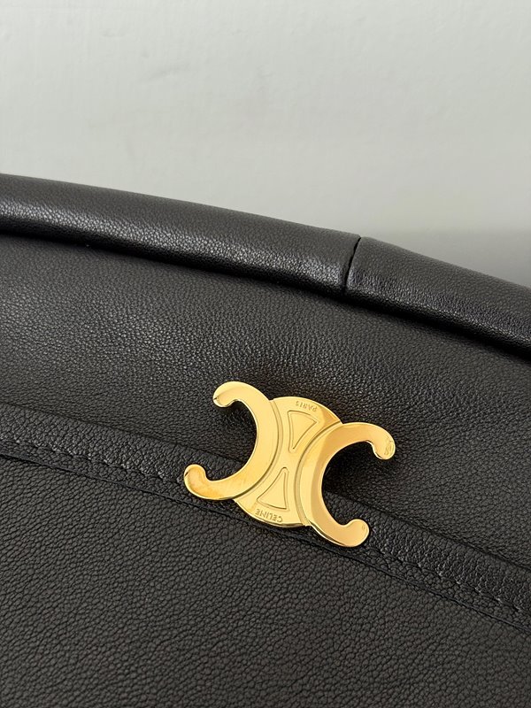 셀린느 하프문 소프트 트리옹프 백 블랙 [매장가 470만원대]