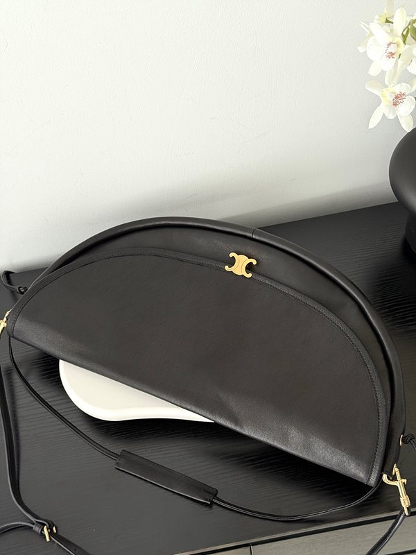 셀린느 하프문 소프트 트리옹프 백 블랙 [매장가 470만원대]