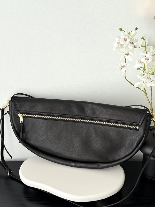 셀린느 하프문 소프트 트리옹프 백 블랙 [매장가 470만원대]