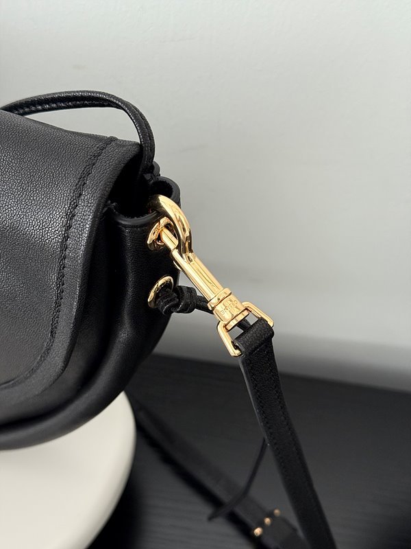 셀린느 하프문 소프트 트리옹프 백 블랙 [매장가 470만원대]