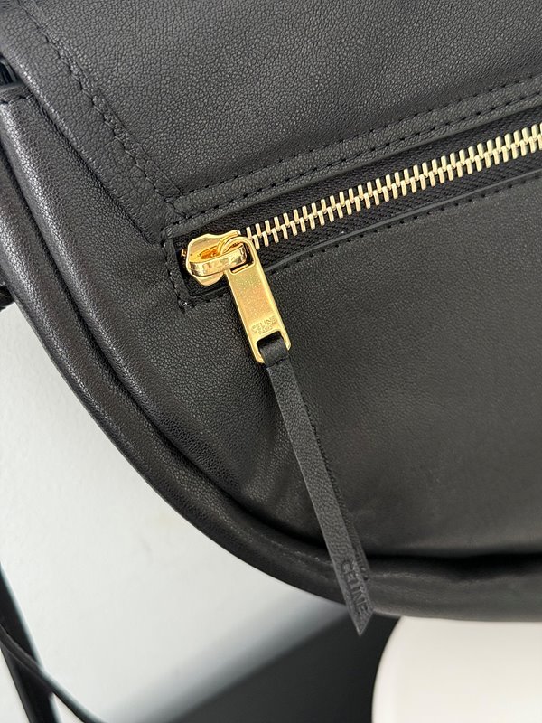 셀린느 하프문 소프트 트리옹프 백 블랙 [매장가 470만원대]