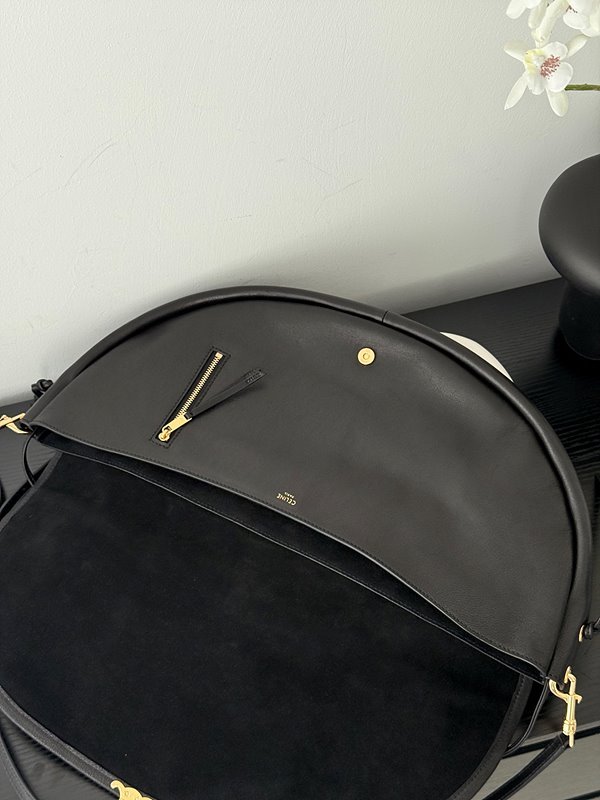 셀린느 하프문 소프트 트리옹프 백 블랙 [매장가 470만원대]