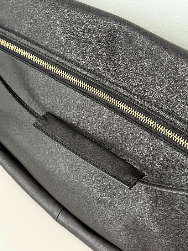 셀린느 하프문 소프트 트리옹프 백 블랙 [매장가 470만원대]