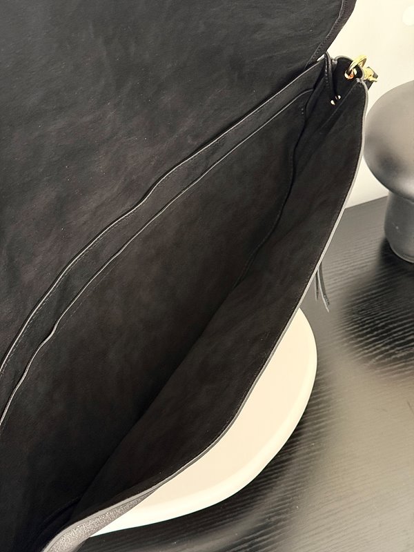 셀린느 하프문 소프트 트리옹프 백 블랙 [매장가 470만원대]