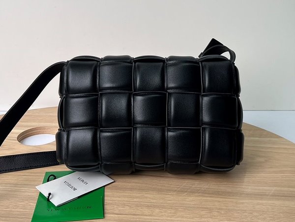 보테가베네타 패디드 카세트백 [매장가 567만원대]