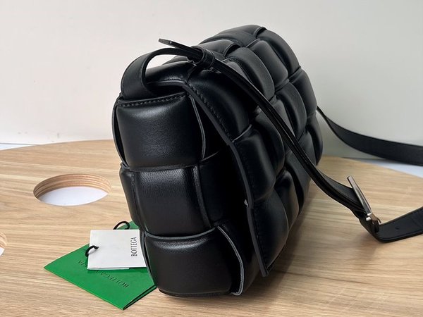 보테가베네타 패디드 카세트백 [매장가 567만원대]