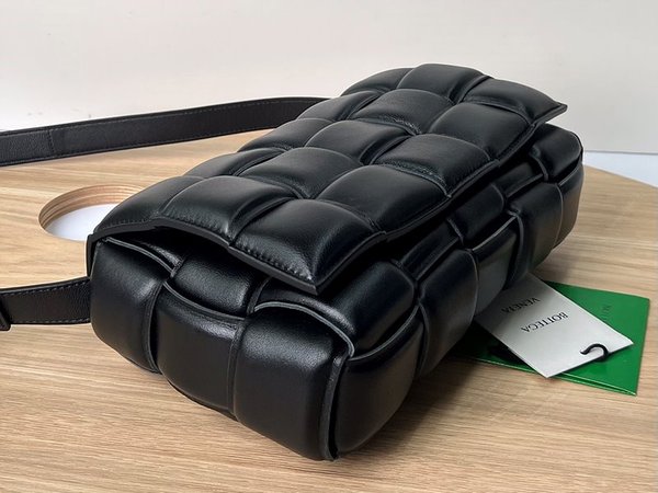 보테가베네타 패디드 카세트백 [매장가 567만원대]