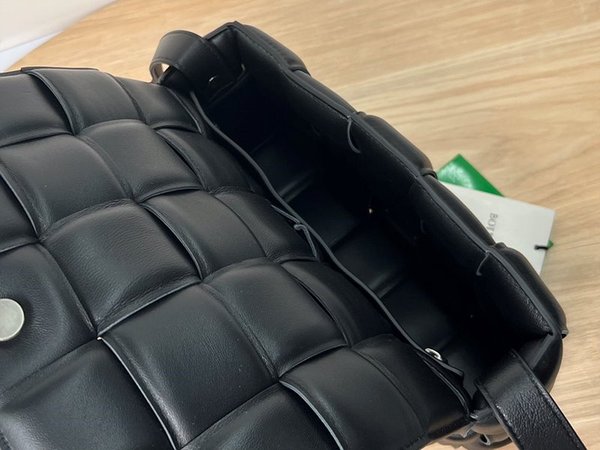 보테가베네타 패디드 카세트백 [매장가 567만원대]