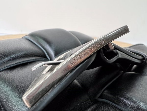 보테가베네타 패디드 카세트백 [매장가 567만원대]